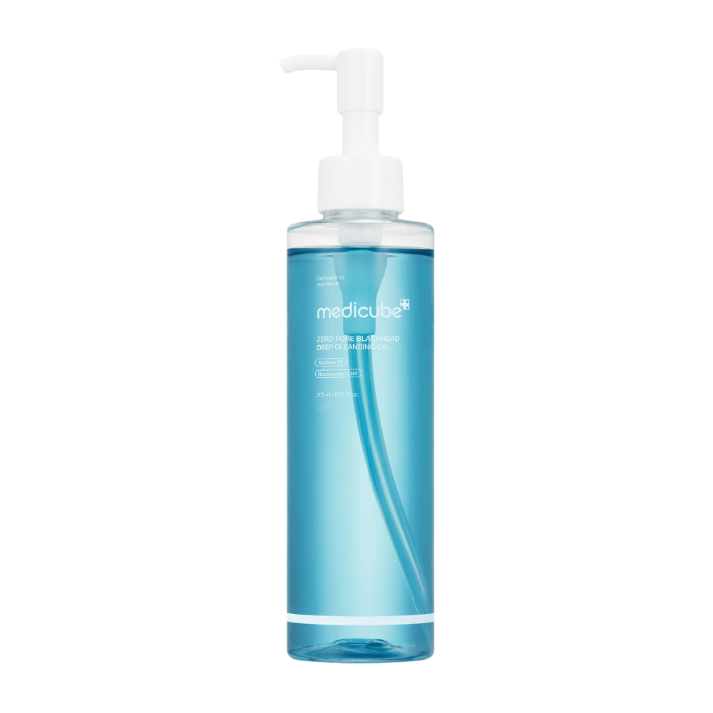 Bottiglia di Medicube Zero Pore Blackhead Deep Cleansing Oil in confezione blu con pompa bianca, su sfondo bianco.