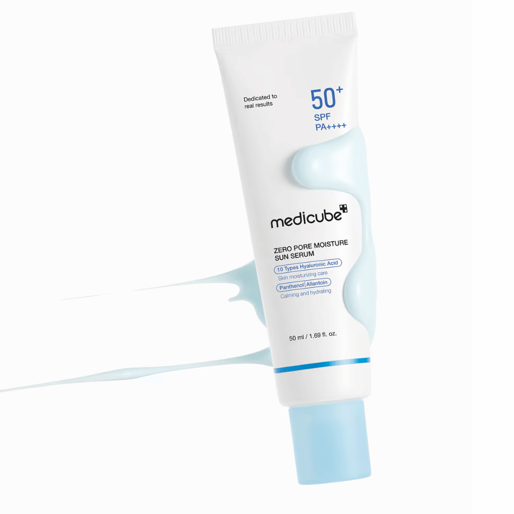 Medicube Zero Pore Moisture Sun Serum SPF50+ PA++++ circondato da una texture di prodotto simile a un siero. Protezione solare idratante con 10 tipi di acido ialuronico per idratazione, comfort e protezione UV quotidiana.