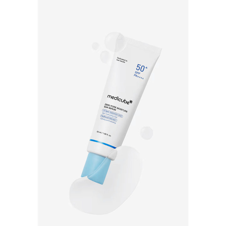 Medicube Zero Pore Moisture Sun Serum SPF50+ PA++++ con texture leggera in siero. L'immagine mette in risalto la formula idratante che aiuta la pelle a sentirsi morbida, lenita e protetta dal sole.