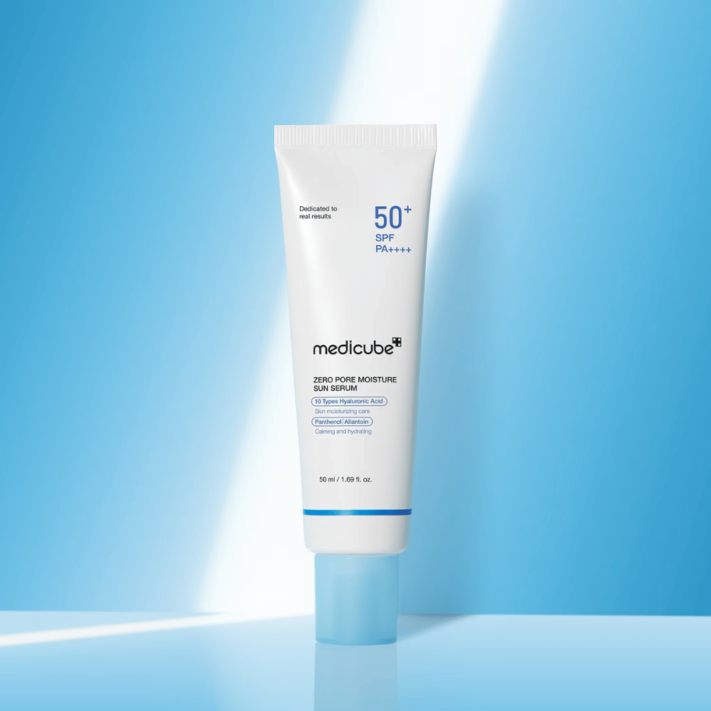 Medicube Zero Pore Moisture Sun Serum SPF50+ PA++++ presentato su uno sfondo blu. Siero solare idratante con acido ialuronico, pantenolo e allantoina per la protezione UV quotidiana e la cura della pelle.