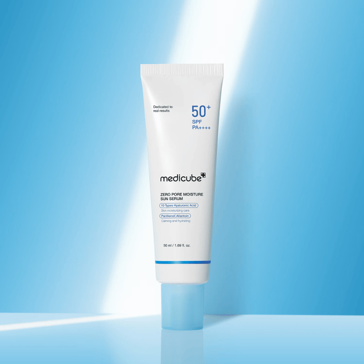 Medicube Zero Pore Moisture Sun Serum SPF50+ PA++++ presentato su uno sfondo blu. Siero solare idratante con acido ialuronico, pantenolo e allantoina per la protezione UV quotidiana e la cura della pelle.