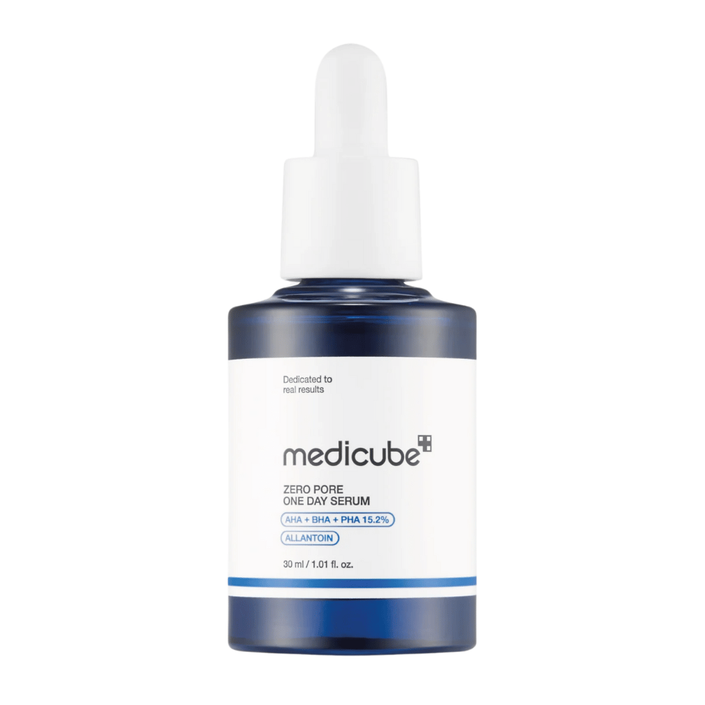 Bottiglia di Medicube Zero Pore One Day Serum con etichetta bianca e dettagli blu, un prodotto esfoliante con AHA, BHA e PHA, su sfondo bianco.