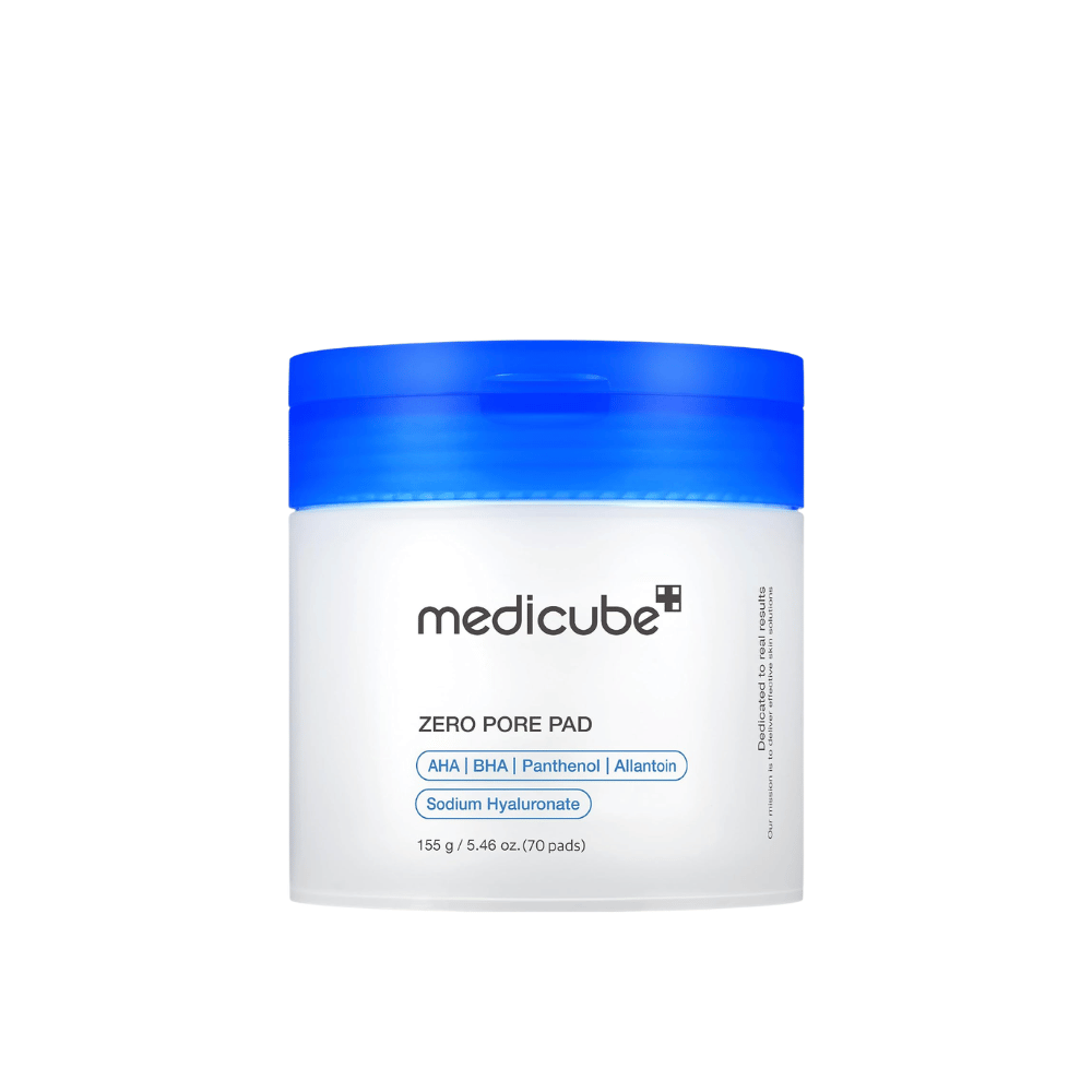 Medicube Zero Pore Pad 2.0, 70 tonico esfoliante pad con AHA, BHA e pantenolo in un barattolo bianco con coperchio blu su sfondo bianco.