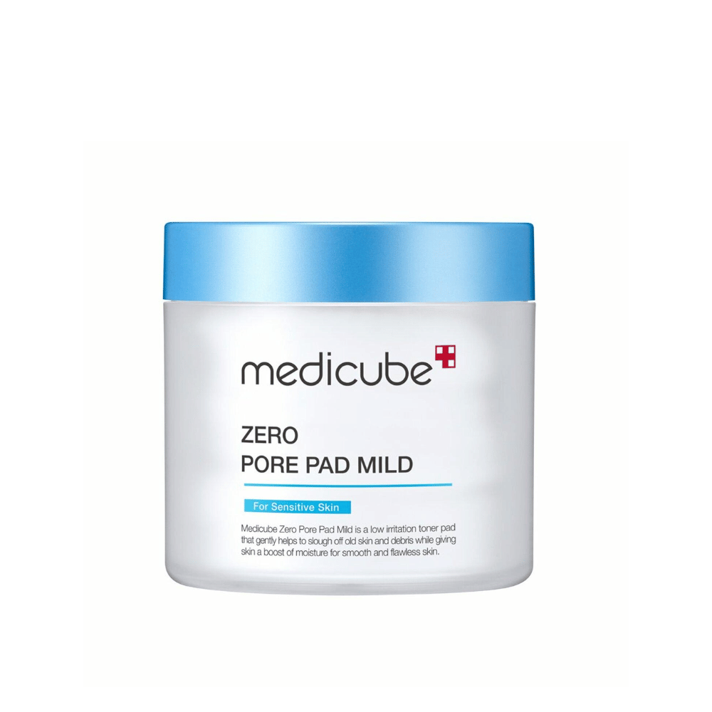 Medicube Zero Pore Pad Mild è un pad tonico viso delicato per la pelle sensibile. Aiuta a esfoliare delicatamente le cellule morte della pelle e le impurità, aggiungendo umidità per una pelle morbida e liscia. Il prodotto ha un imballaggio blu e bianco, ideale per l'uso quotidiano.