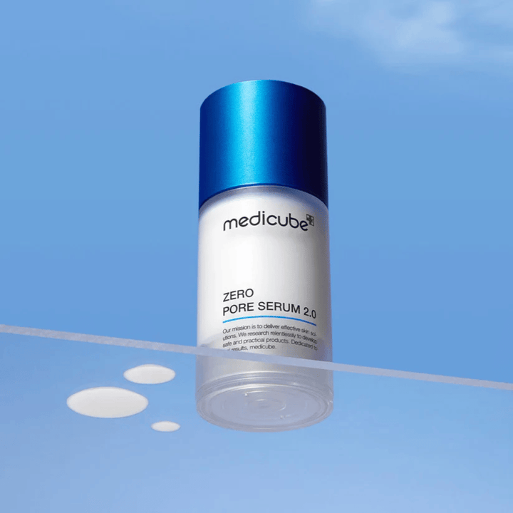 Immagine del prodotto di Medicube Zero Pore Serum 2.0 su sfondo blu, un siero riduttore di pori sviluppato per bilanciare la pelle e migliorare la struttura della pelle.