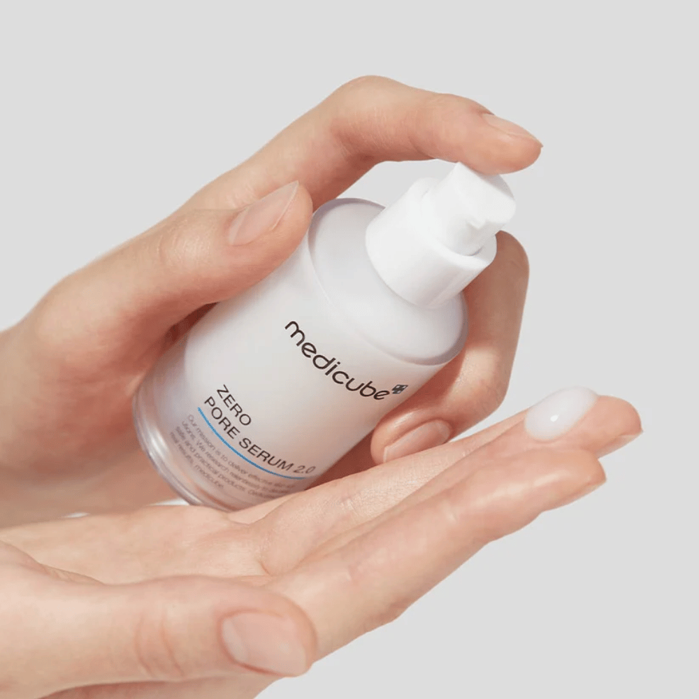Medicube Zero Pore Serum 2.0 in flacone con pompa dosatore che viene dosato sulla mano, un siero leggero che si assorbe rapidamente e aiuta a ridurre i pori visibili.