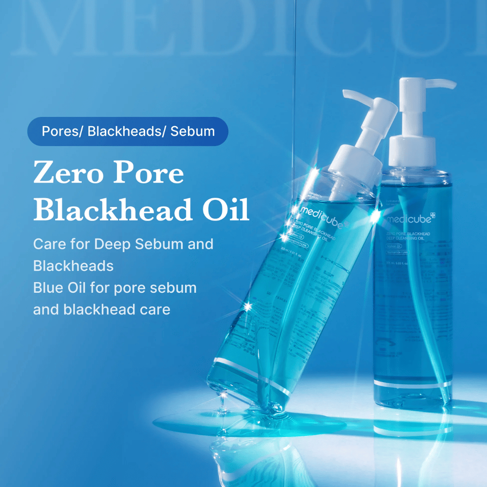Due bottiglie di Medicube Zero Pore Blackhead Deep Cleansing Oil su sfondo blu con testo che evidenzia il suo effetto sui pori, sebo e punti neri.