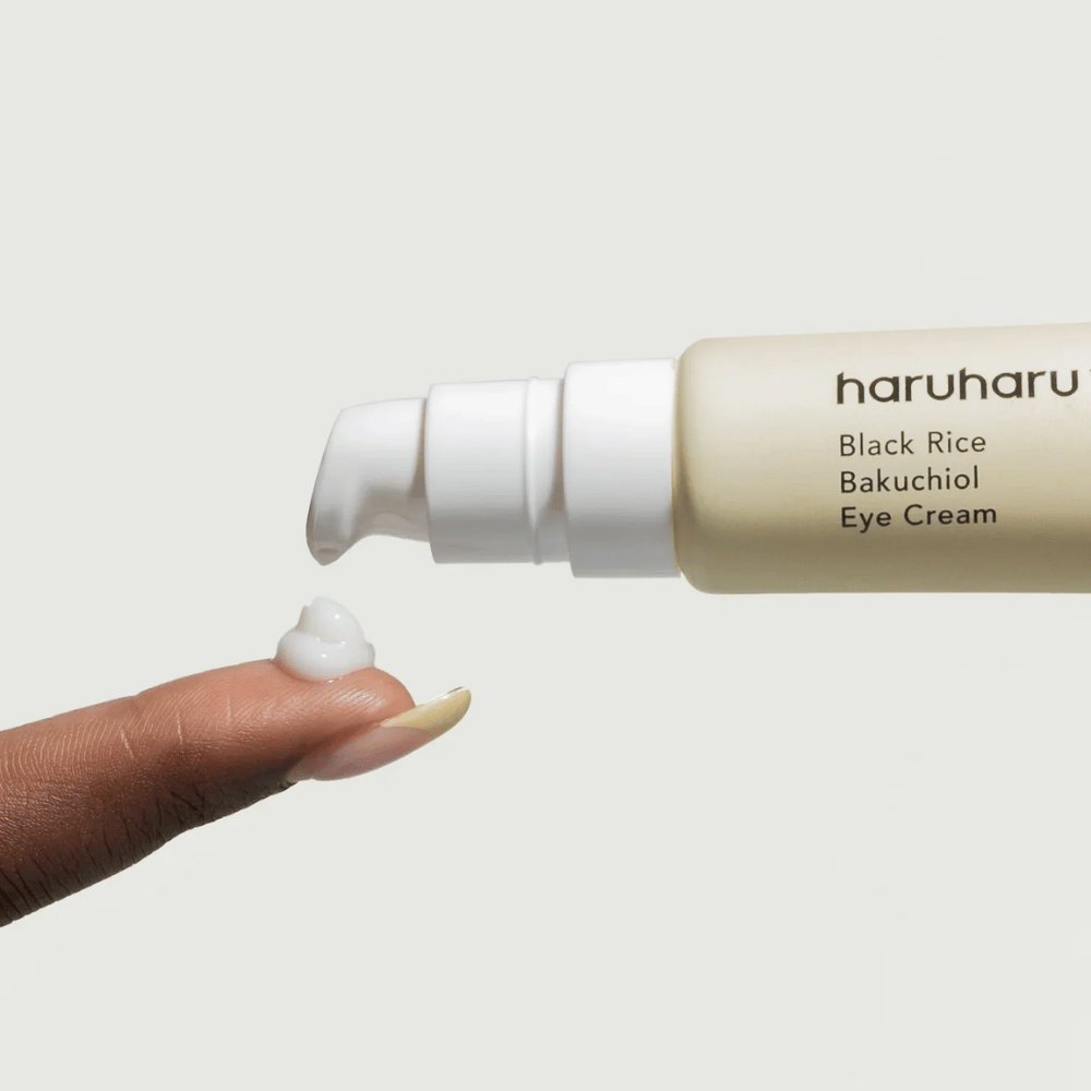 HaruHaru Wonder Black Rice Bakuchiol Eye Cream – primo piano della pompa che eroga crema sulla punta del dito, mostra la consistenza per idratazione e anti-invecchiamento.