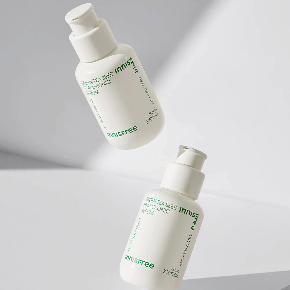 Innisfree Green Tea Seed Hyaluronic Serum flacone da 80ml su una superficie bianca.