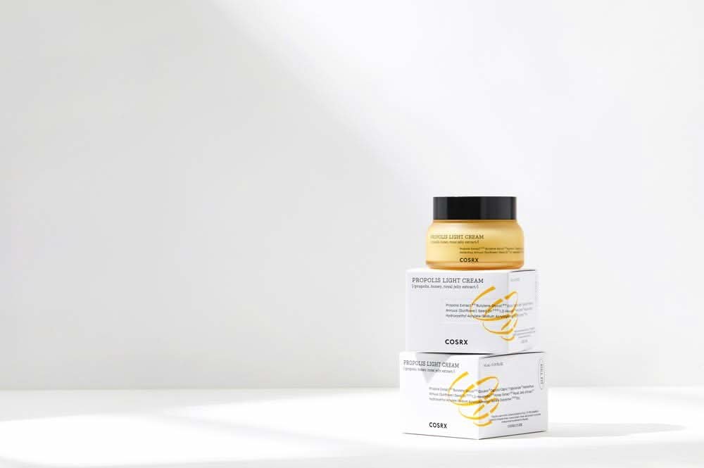 Un fascio di COSRX Full Fit Propolis Light Cream scatole da 65 ml.