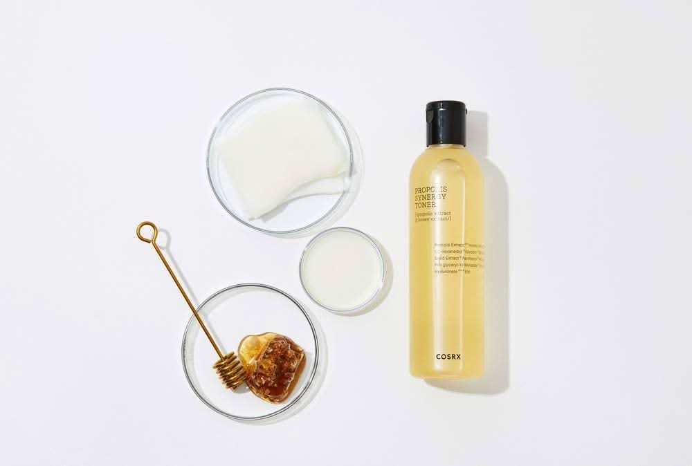 Una bottiglia COSRX Full Fit Propolis Synergy Toner 150ml con effetti antinfiammatori e antibatterici, posizionata su una superficie bianca.