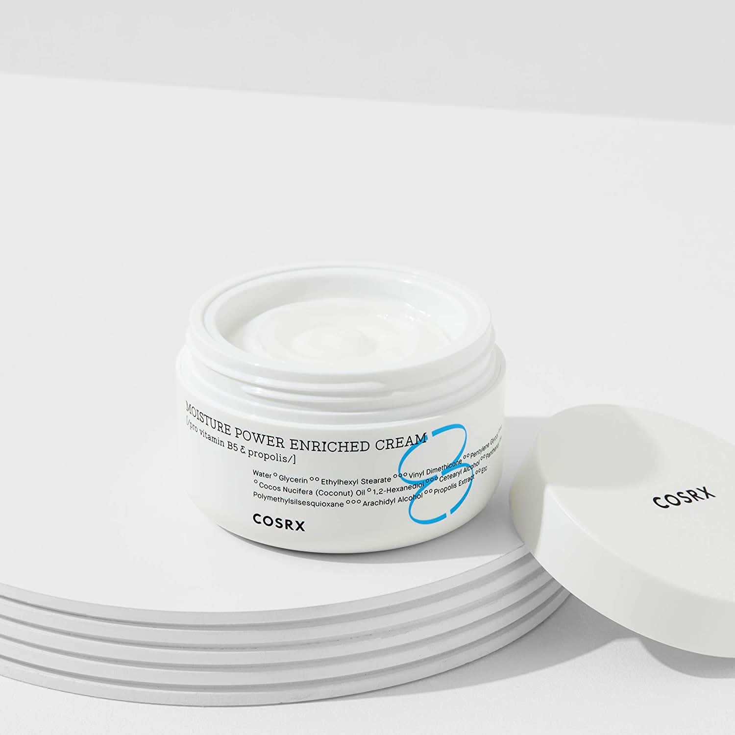 Un barattolo COSRX Moisture Power Enriched Cream 50ml che si trova su un tavolo.