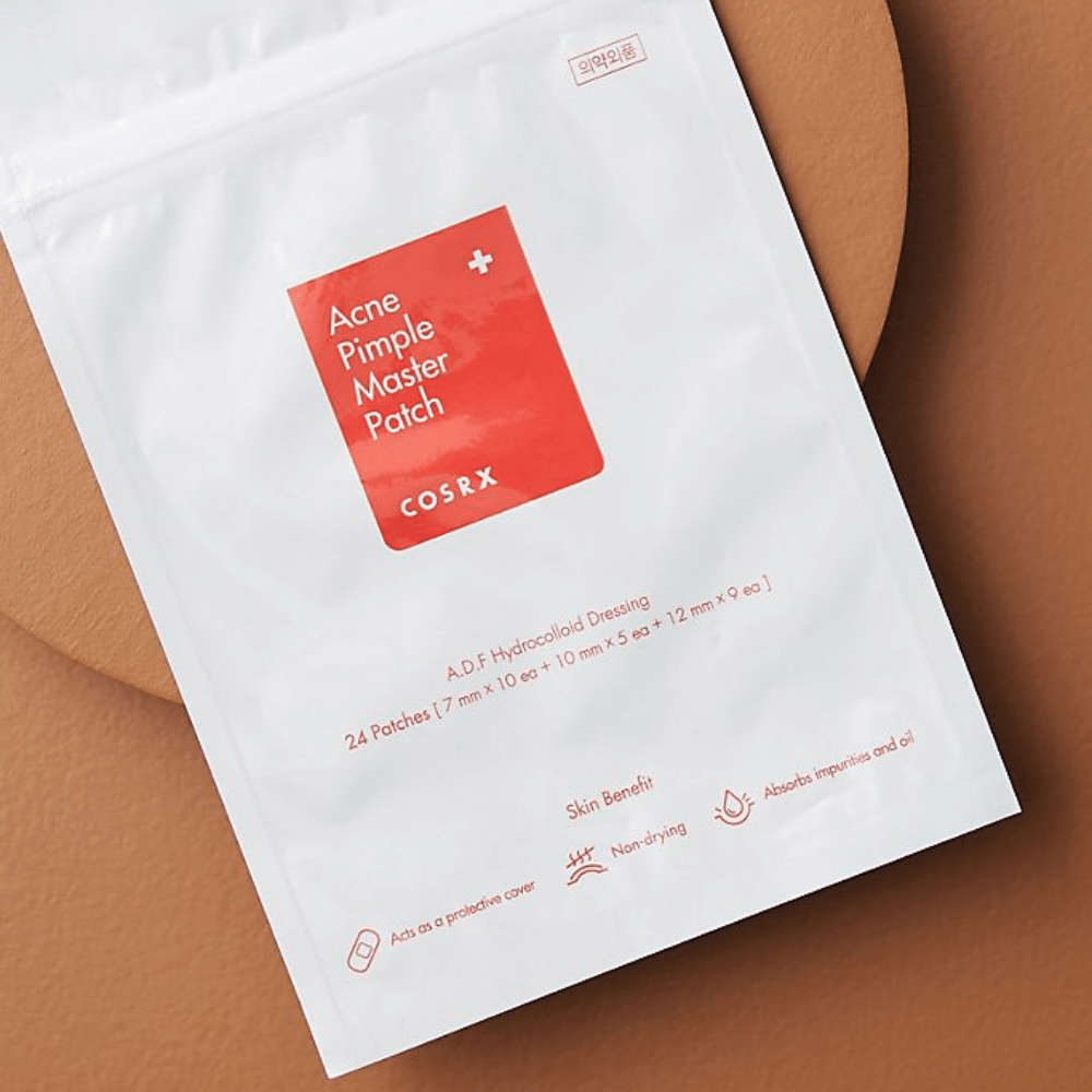 Un pacchetto COSRX Acne Pimple Master Patch (1 confezione x 24 cerotti) su uno sfondo marrone, con tecnologia idrocolloidale per trattare l'acne e i brufoli.