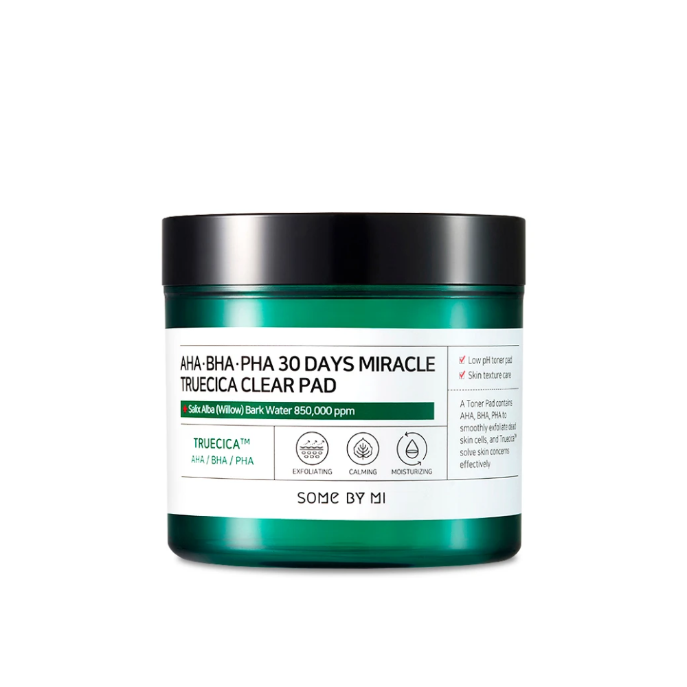 Un contenitore bianco con coperchio verde riempito con Some By Mi's AHA, BHA, PHA 30 Days Miracle Truecica Clear Pad 70 pezzi per il trattamento degli sfoghi di acne.