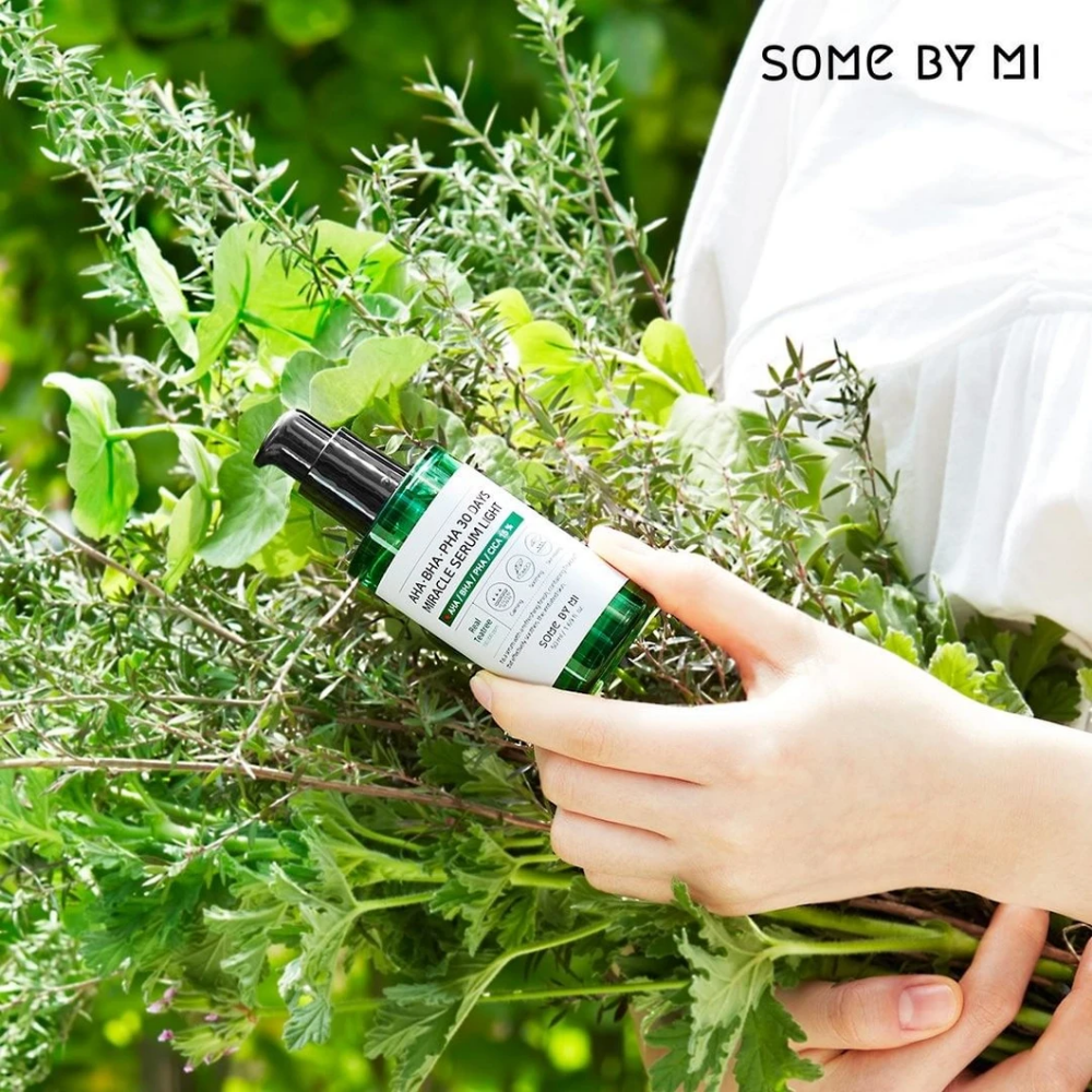 Una donna che tiene un mazzo di erbe nelle mani per contrastare le macchie pigmentate e l'acne con l'aiuto di AHA, BHA, PHA 30 Days Miracle Serum Light 50ml da SOME BY MI.