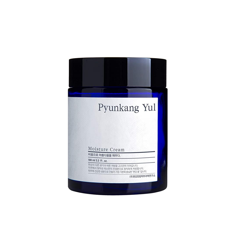 Un barattolo Pyunkang Yul Moisture Cream 100ml su sfondo bianco con proprietà idratanti.