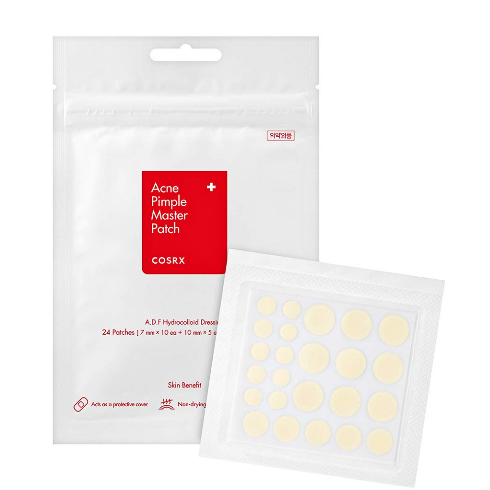 Un pacchetto bianco con un'etichetta bianca sopra, con COSRX Acne Pimple Master Patch (1 confezione x 24 cerotti) per trattare l'acne e i brufoli con tecnologia idrocolloidale.