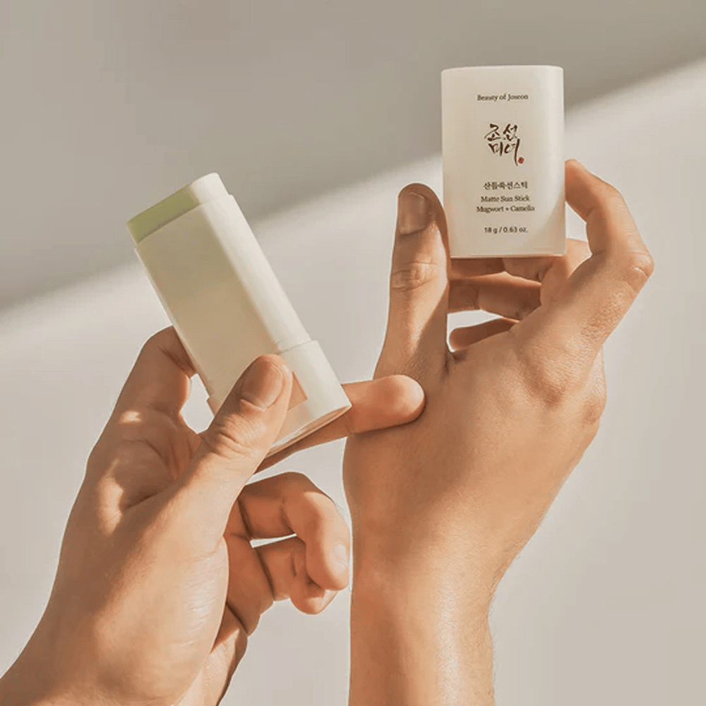 Due mani che tengono uno stick di Beauty of Joseon's Matte Sun Stick 18g SPF50 PA++++.