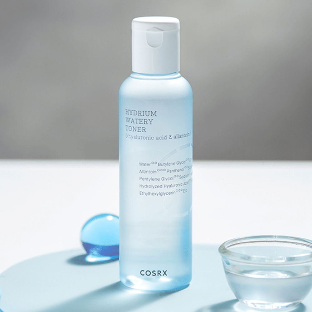 Un COSRX Hydrium Watery Toner 150ml, un tonico idratante per il viso con acido ialuronico.