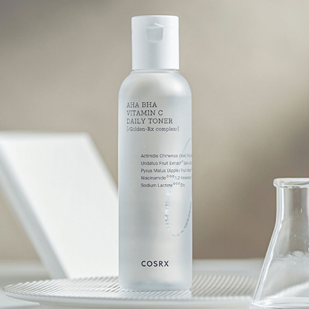 Una bottiglia COSRX Refresh AHA BHA Vitamin C Daily Toner 150ml che si trova sopra una piastra bianca.