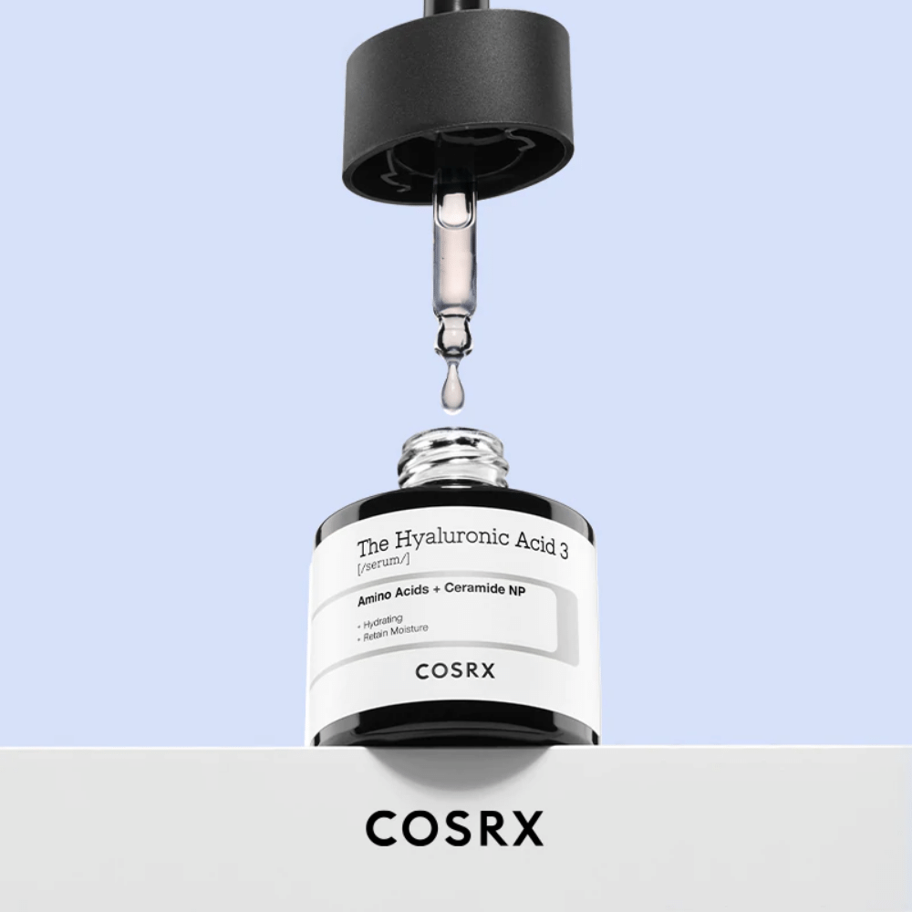Un siero con un contagocce incluso, contenente COSRX:s The Hyaluronic Acid 3 Serum 20ml per supportare la barriera idratante della pelle.