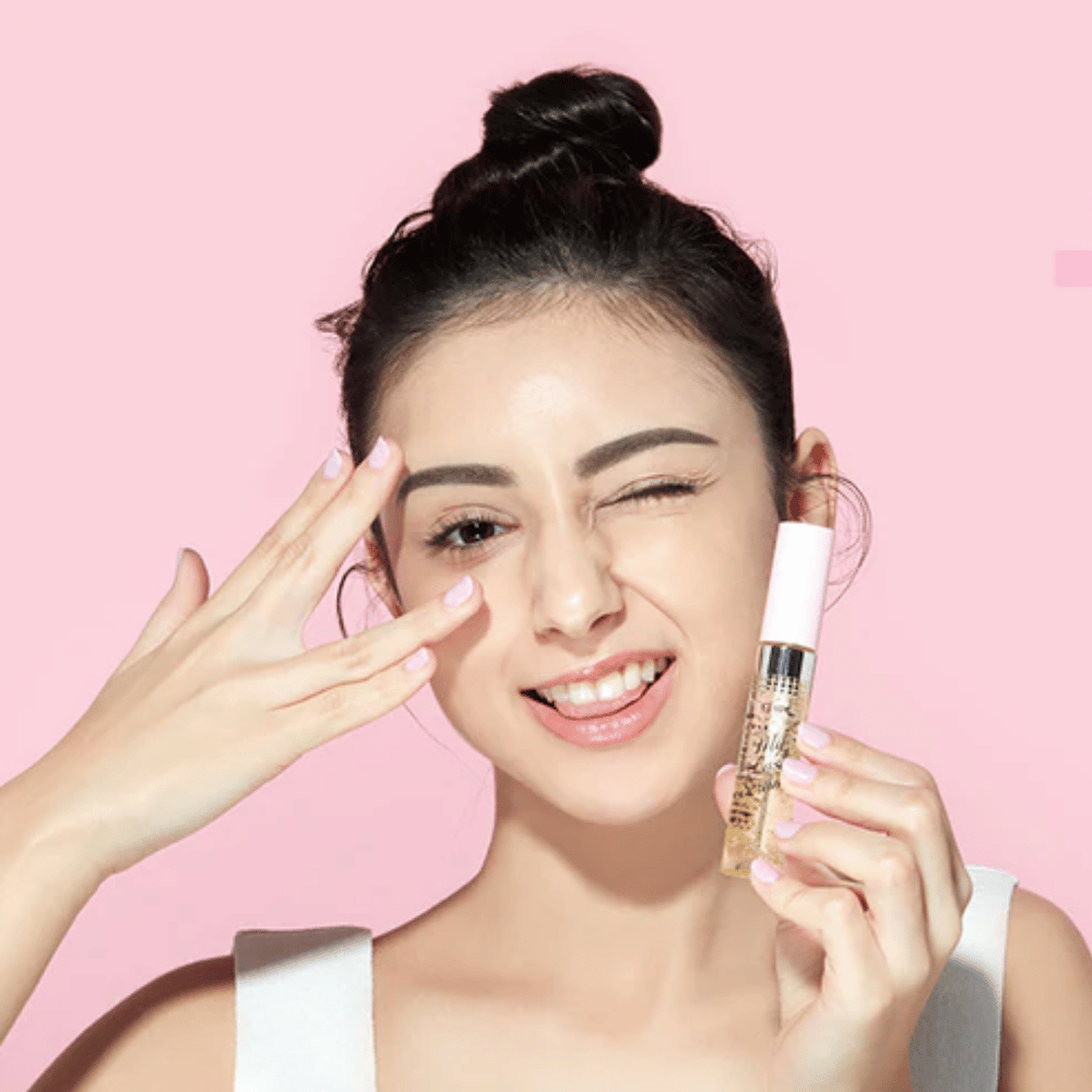 Una donna tiene una bottiglia di ETUDE My Lash Serum 9g sul viso per rinforzare le ciglia.