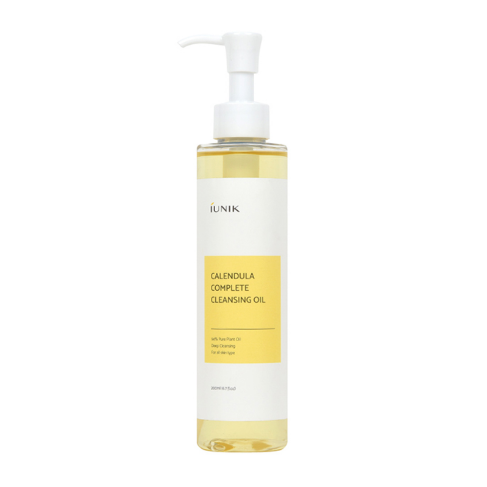 Una bottiglia iUNIK Calendula Complete Cleansing Oil 200ml per rimuovere i residui di trucco con un'etichetta gialla su sfondo bianco.