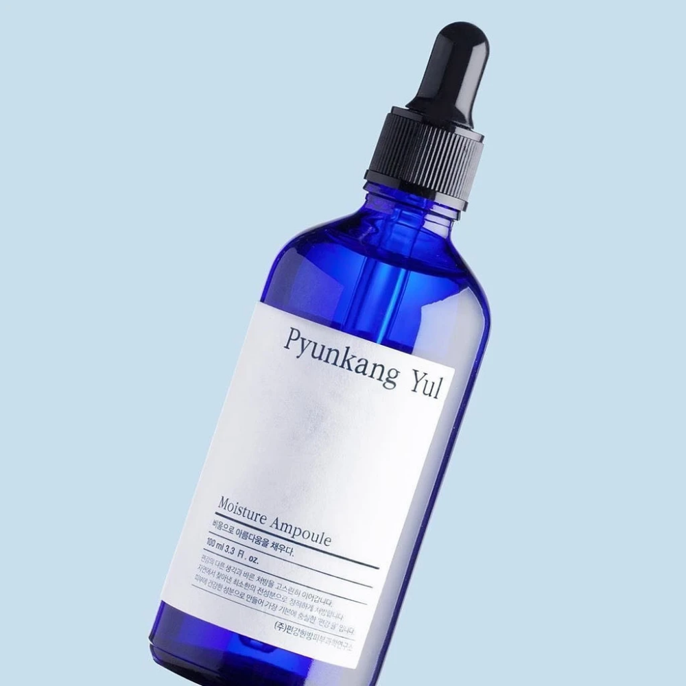 Una bottiglia blu su sfondo blu con il siero da 100ml di Pyunkang Yul Moisture Ampoule.