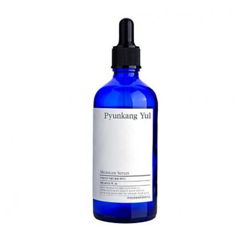 Un Pyunkang Yul Moisture Serum 100ml su uno sfondo bianco che bilancia i livelli di umidità della pelle.