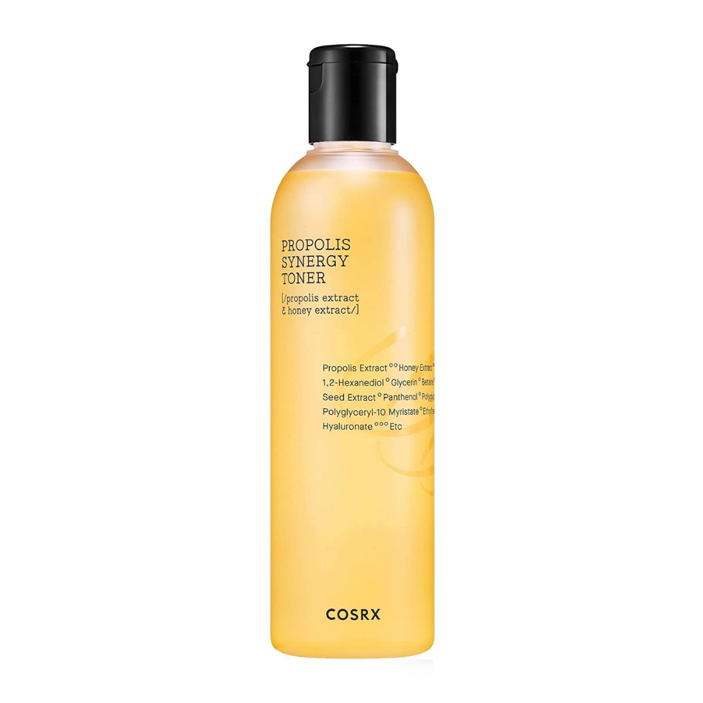 Una bottiglia COSRX Full Fit Propolis Synergy Toner 150ml con effetti antinfiammatori e antibatterici su sfondo bianco.
