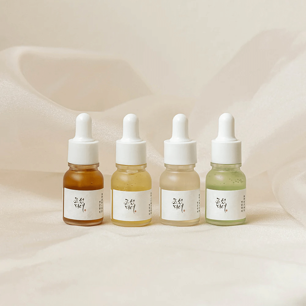 Quattro bottiglie Beauty of Joseon Hanbang Serum Discovery Kit 4 pz su sfondo bianco.