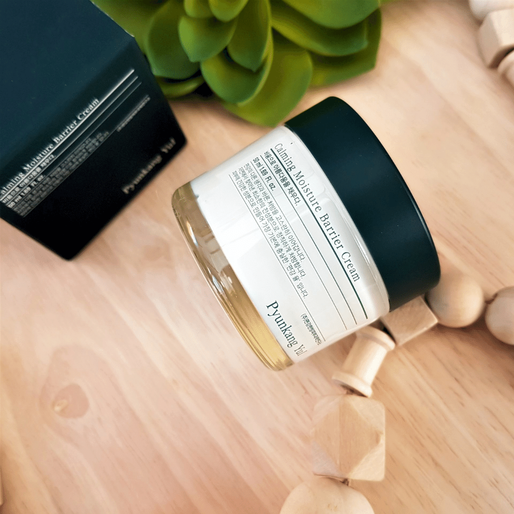 Un barattolo Pyunkang Yul Calming Moisture Barrier Cream 50ml che si trova su un tavolo di legno.