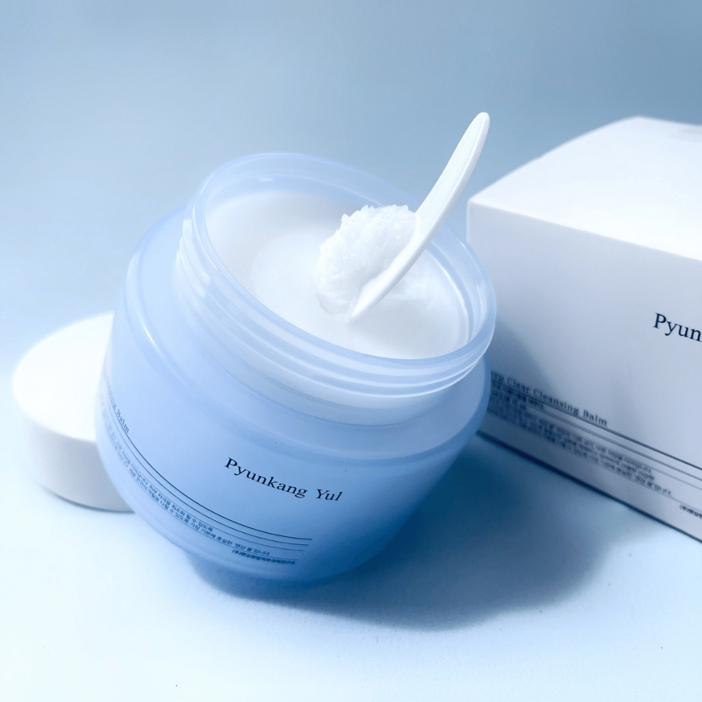 Un barattolo Pyunkang Yul Deep Clear Cleansing Balm 100ml con un cucchiaio accanto.