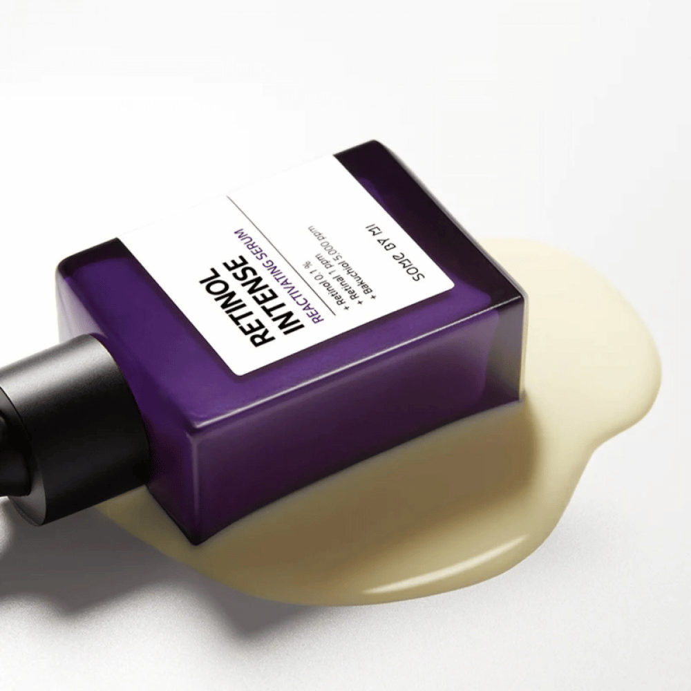 Una bottiglia di SOME BY MI Retinol Intense Reactivating Serum 30ml che si trova su una superficie bianca.