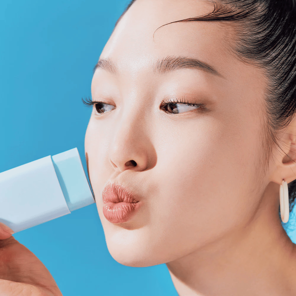 Una donna usa un TOCOBO Cotton Soft Sun Stick SPF50+ PA++++ 19g per pulire il viso.