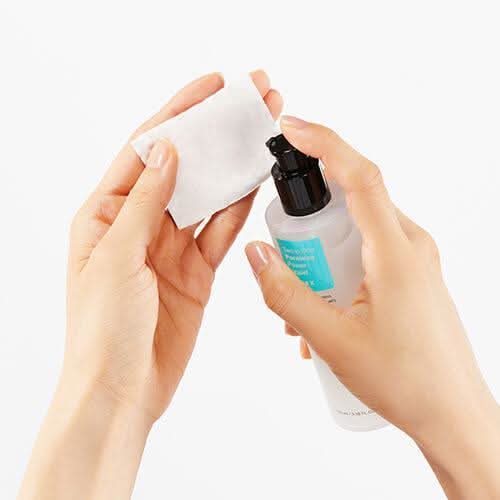 Una mano che mostra l'uso di COSRX Two In One Poreless Power Liquid 100ml per pelle grassa.