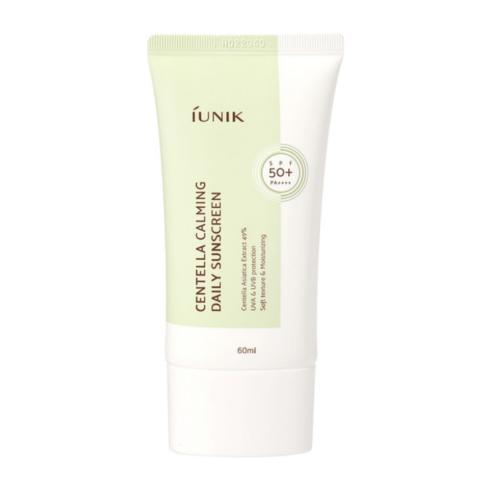 Un tubo iUNIK Centella Calming Daily Sunscreen 60ml con SPF 50+ e protezione contro i raggi UVA e UVB su sfondo bianco.